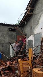 Atap Gudang Milik Warga Ambruk Diterjang Hujan dan Angin di Padukuhan Ngasem